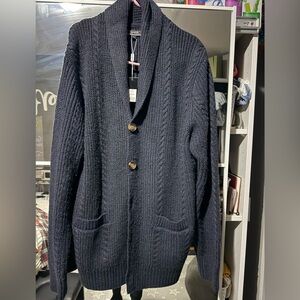 Navy blue cable knit cardigan with wooden buttons #cableknit #cardigan